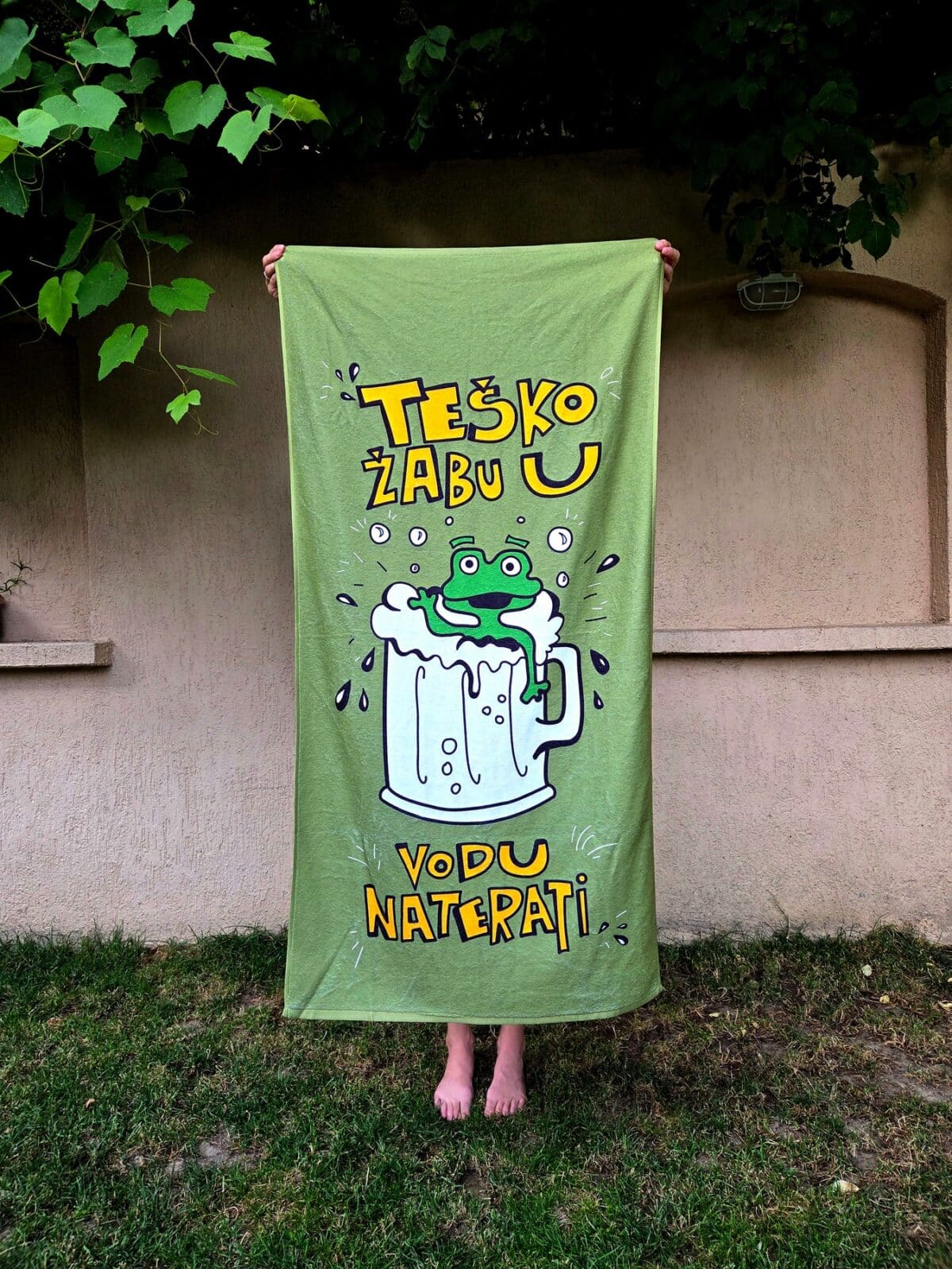 Peškir za plažu Teško žabu u vodu naterati